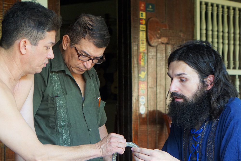 Together with our client we chose the wooden handmade Rosette precisely for the next "Master Cutaway" model 19.12.2015 - Photo by Mirna Zepeda